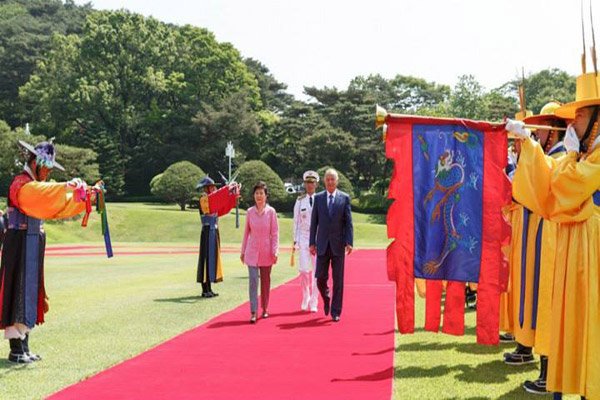 Uzbek President visits South Korea