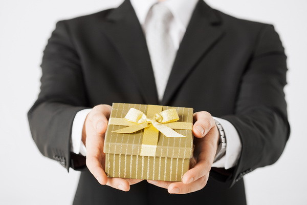Civil servants cannot receive gifts from citizens or other interested persons