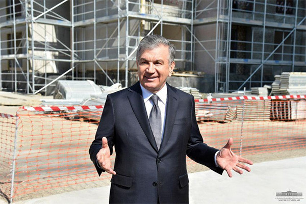 Uzbek President pays visit to modern energy-efficient houses construction
