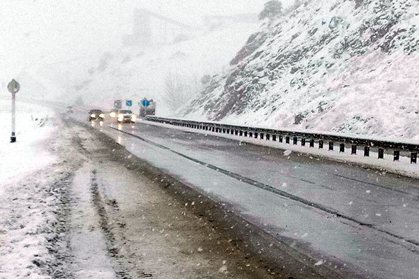 At the Kamchik pass, rescuers of the Ministry of Emergency Situations assisted a driver who got into an accident