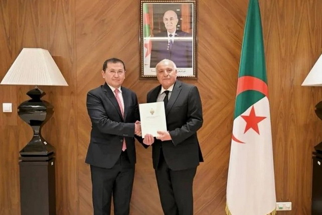 Uzbekistan ambassador presents credentials to Algeria FM