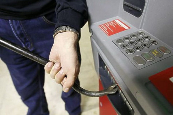 A citizen tried to hack ATM in the Mirabad dekhkan market