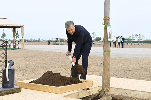 Uzbek President visits the site of a new park in Qibray district