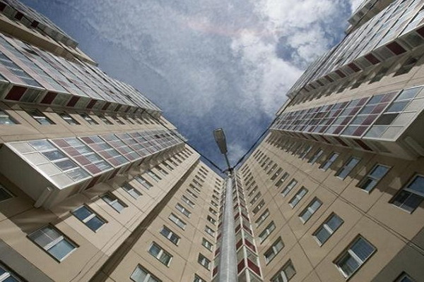 14 year-old girl falls from the window of the third floor