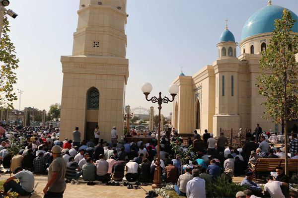 O‘zbekiston muftiysi namoz vaqtida kichik bolalarni masjidga olib kelmaslikka chaqirdi