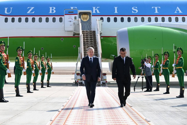 O‘zbekiston Prezidenti Turkmanistonga keldi