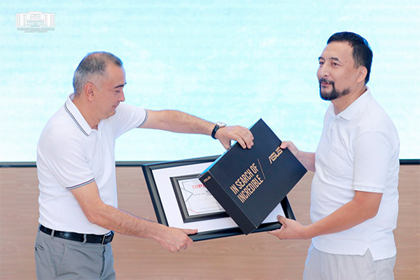 Jahangir Artikhodjaev awards winners of contest “Mening Toshkentim - My Tashkent”