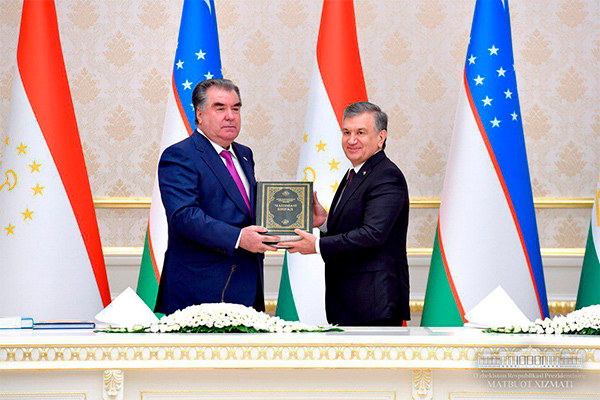 President of Tajikistan presents book “Chashmai hirad” to Shavkat Mirziyoyev