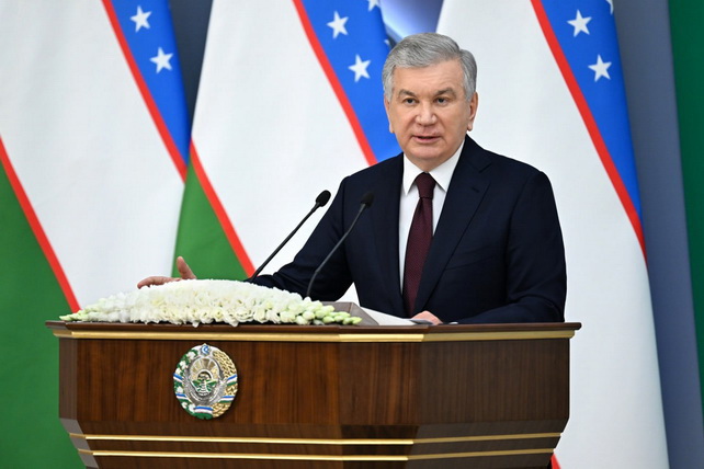 Президент Узбекистана поздравил военнослужащих с 34-й годовщиной Вооружённых Сил и Днём защитников Родины