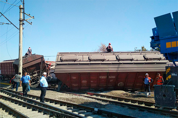 Two cars came off the rails in Yashnabad district