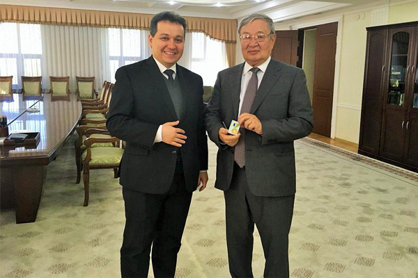 Musa Erniyazov receives breastplate of the Ministry of Public Education “Ta’lim Khomiysi”