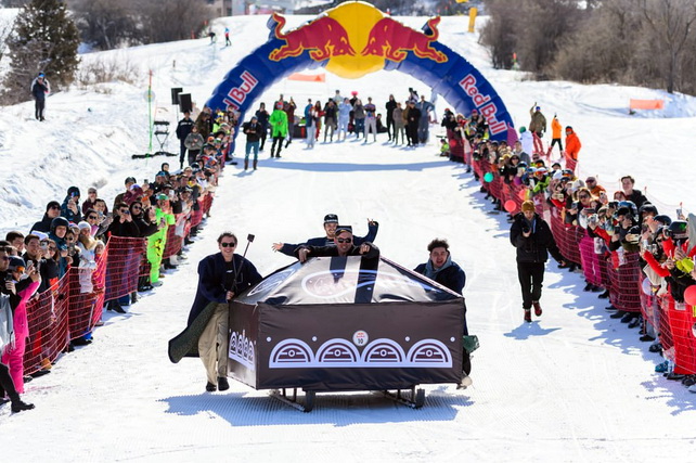 Red Bull Jump & Freeze 2025: «CO2 Ovchilari» muzdek suvdagi ekstremal suzish g‘olibi bo‘ldi