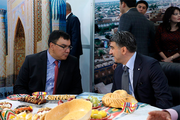 Aziz Abdukhakimov meets with a representative of Vinci Construction Grands Projects