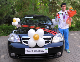 Sharif Khalilov receives car, money prize