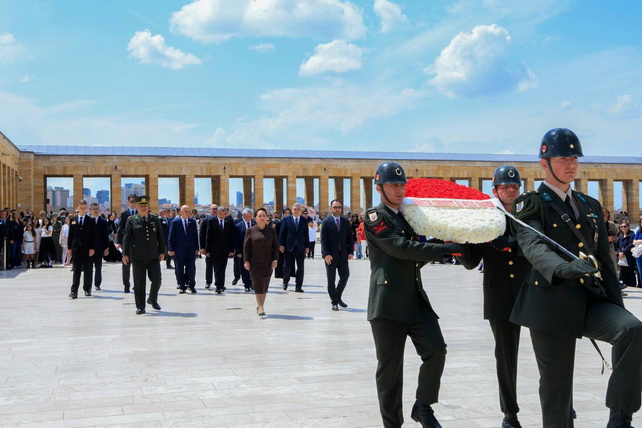 Oliy Majlis Senati Raisi Anitkabir yodgorlik majmuasiga tashrif buyurdi