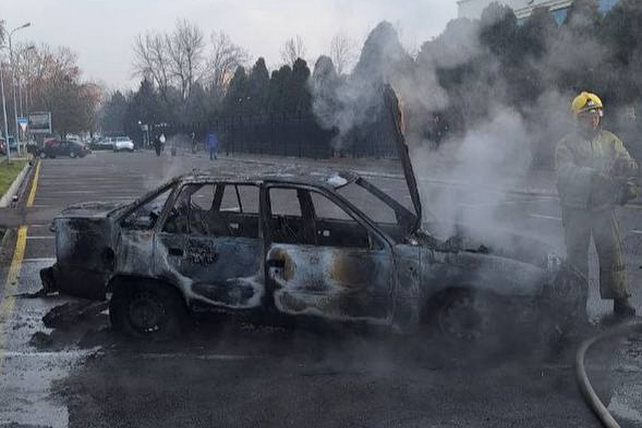 Toshkentdagi avtoturargohda Nexia avtomobili yonib ketdi