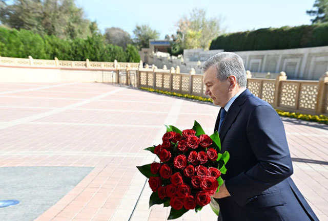 Мирзиёев возложил цветы к могиле Ислама Каримова в Самарканде