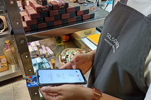 Some 12,000 small businesses to receive free access to software for accepting payments via smartphone
