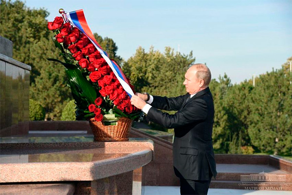 Vladimir Putin lays flowers at the Monument of Independence and Humanism