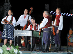 Czech band brings the heaviest musical instrument to Sharq Taronalari