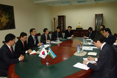Uzbek communication committee, NIPA hold negotiations