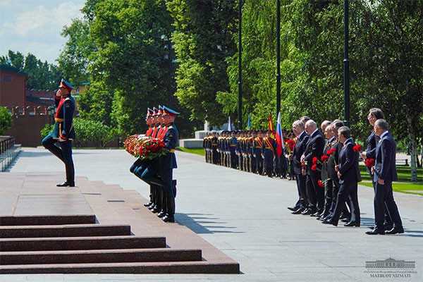 Shavkat Mirziyoyev laid a wreath to the Tomb of the Unknown Soldier