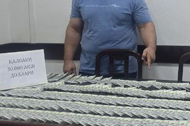Наманган шаҳрида қалбаки 30 000 АҚШ долларини ўтказмоқчи бўлган шахс ушланди