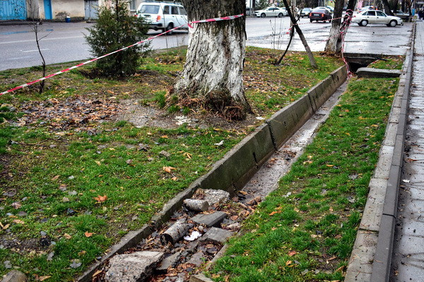 The reason for the flooding of the streets of Tashkent is garbage in ditches and on the roads