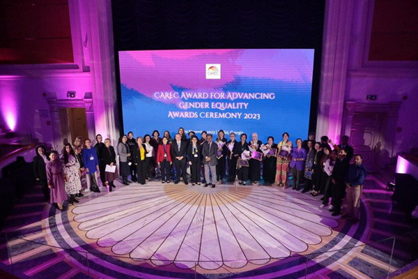 Премия ЦАРЭС: за гендерное равенство награждены 11 чемпионов из 10 стран