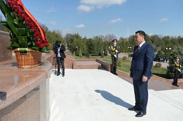 The President of the Kyrgyz Republic lays flowers at the "Independence and Humanism" Monument