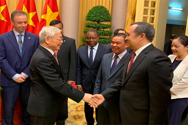 Uzbek Ambassador presents credentials to President of Vietnam