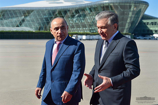 Shavkat Mirziyoyev arrives in Azerbaijan