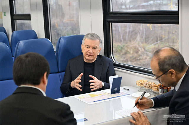 Shavkat Mirziyoyev yangi elektropoyezd bilan tanishdi