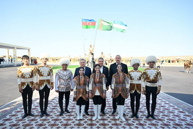 Yetakchilar "Galkinish" chavandozlar jamoasining chiqishlarini tomosha qildilar