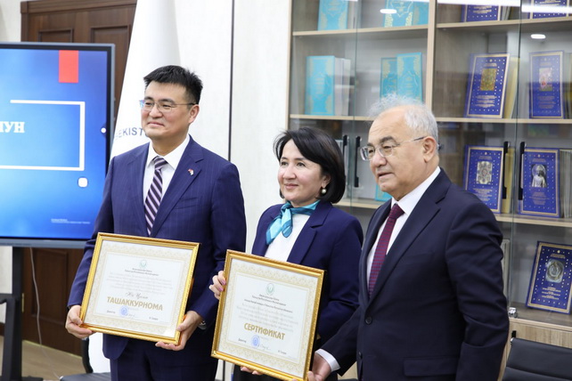 Посольство Китая передало около 800 книг Дому прав человека