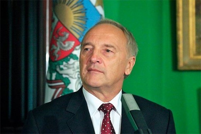 Latvia President visits Mustaqillik Square