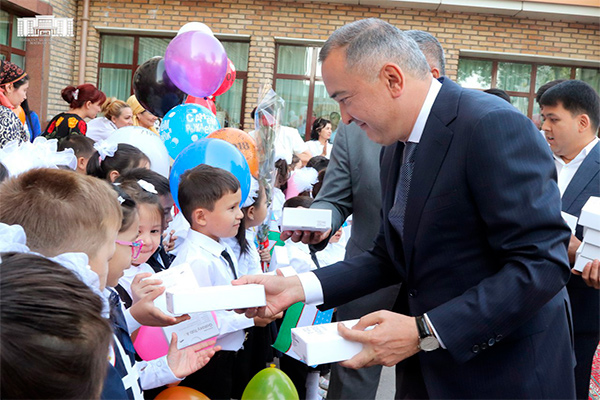 Acting governor of Tashkent visits school