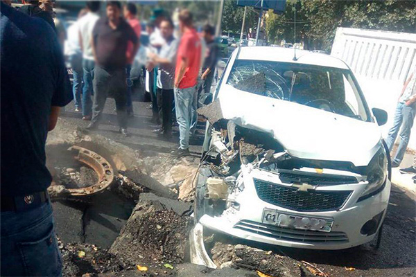 Rupture of hot water pipeline damages two cars in Tashkent