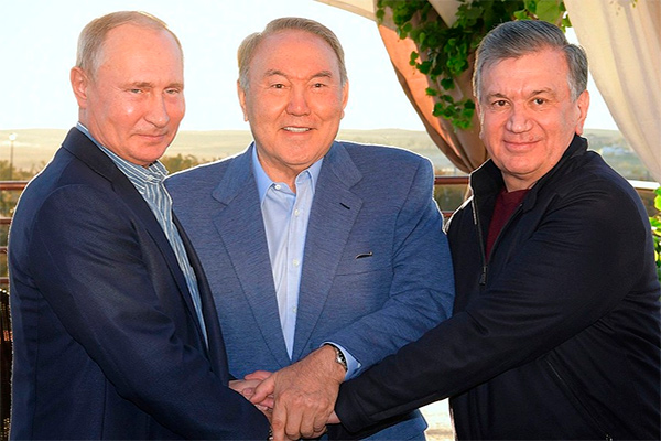 Shavkat Mirziyoyev, Vladimir Putin and Nursultan Nazarbayev hold an informal meeting