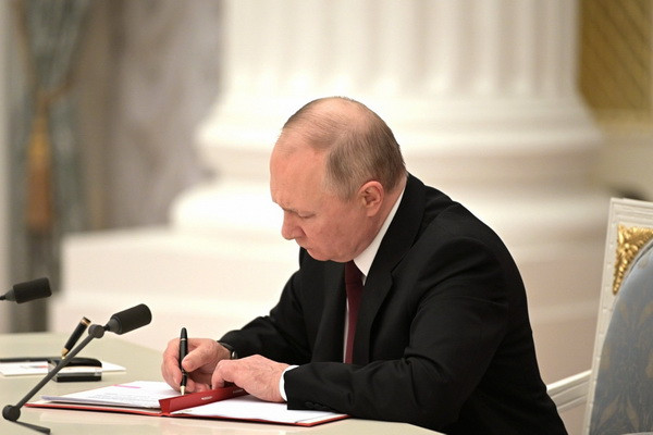 Putin signs decrees recognizing LPR and DPR