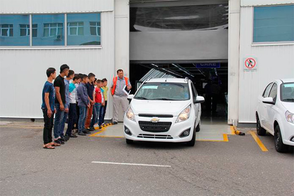 GM Uzbekistan invites children to Asaka automobile plant