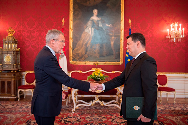 Uzbek envoy hands over credentials to Austrian President