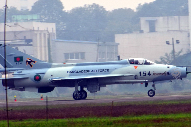 Бангладешда F-7 ўқув самолёти коллежга қулади: ҳалок бўлган ва ўнлаб яраланганлар бор