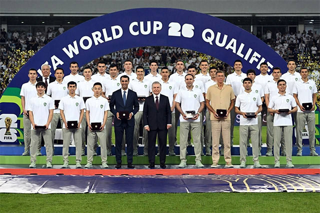 Shavkat Mirziyoyev O‘zbekiston futbol terma jamoasi aʼzolariga mukofotlar topshirdi