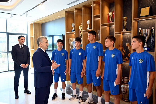 Shavkat Mirziyoyev Milliy futbol markazini ochdi