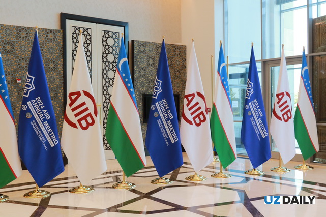 Shavkat Mirziyoyev OIIB Boshqaruvchilar kengashining yillik yig‘ilishida ishtirok etish uchun Samarqandga tashrif buyurdi