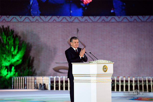 Мирзиёев: Агар биз асл, ҳақиқий санъатни билмоқчи, ўрганмоқчи бўлсак, аввало мумтоз мақом санъатини билишимиз, ўрганишимиз керак