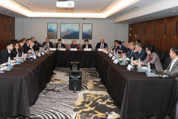 Representatives of the Central Election Commission of Uzbekistan takes part in the round table in Bishkek