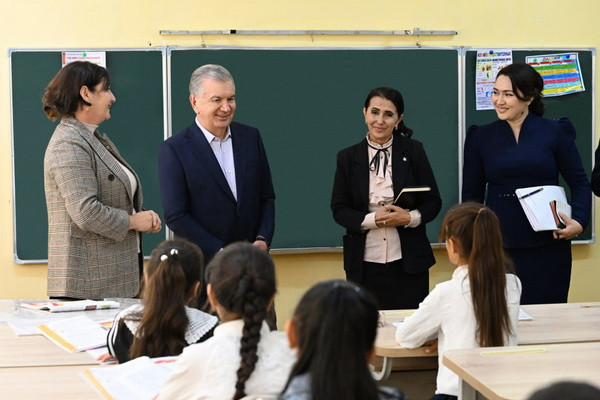 Президент Қарши туманидаги мактабда бўлди