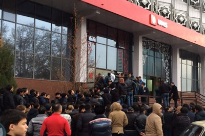Long lines for UMS sim-cards lined up in Uzbekistan